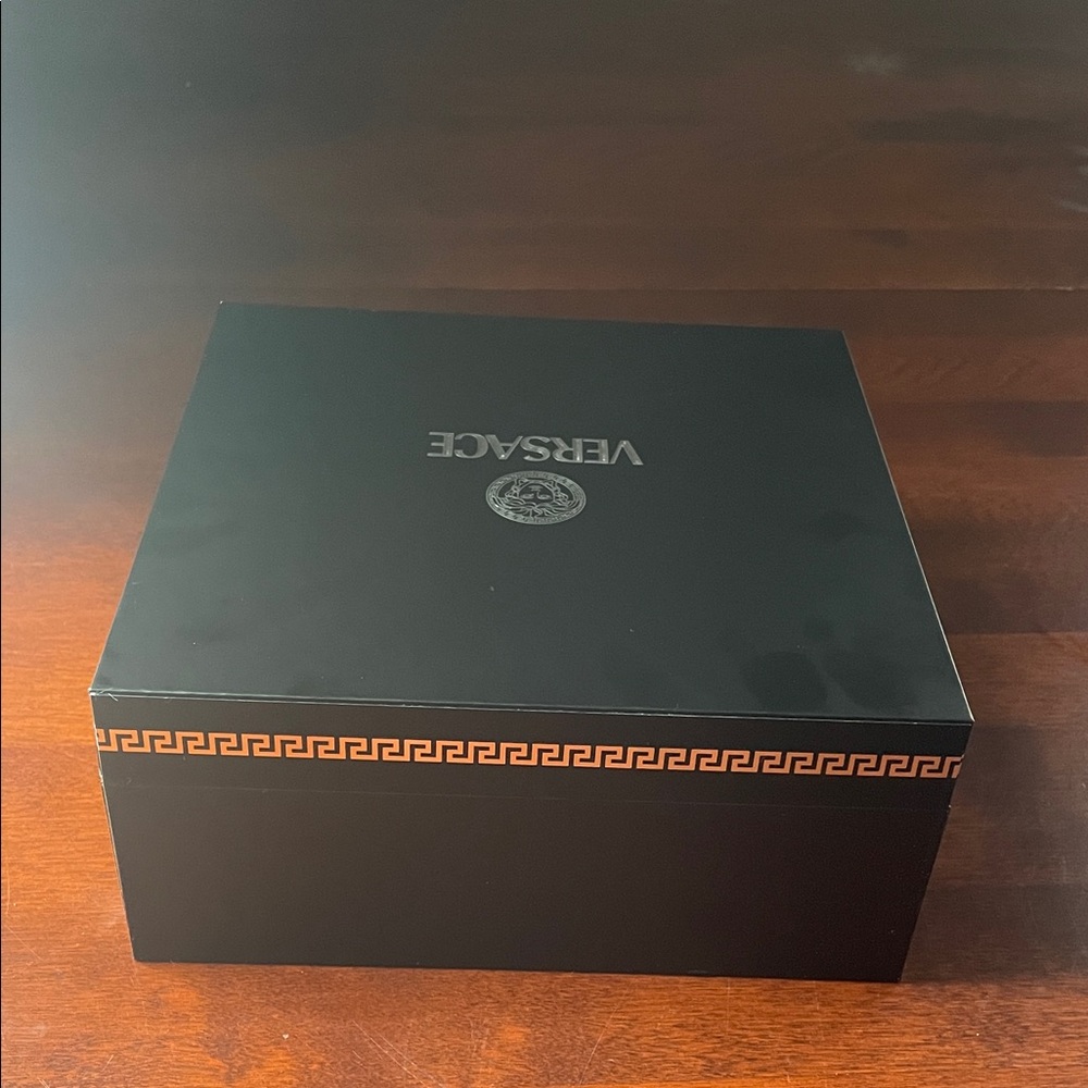 Versace Magnetic snap closure Black Box with Silver Logo - Picture 6 of 11